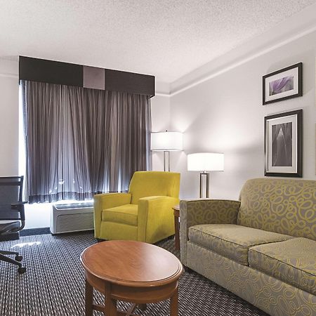 La Quinta Inn & Suites By Wyndham University Area Chapel Hill Durham Exterior photo
