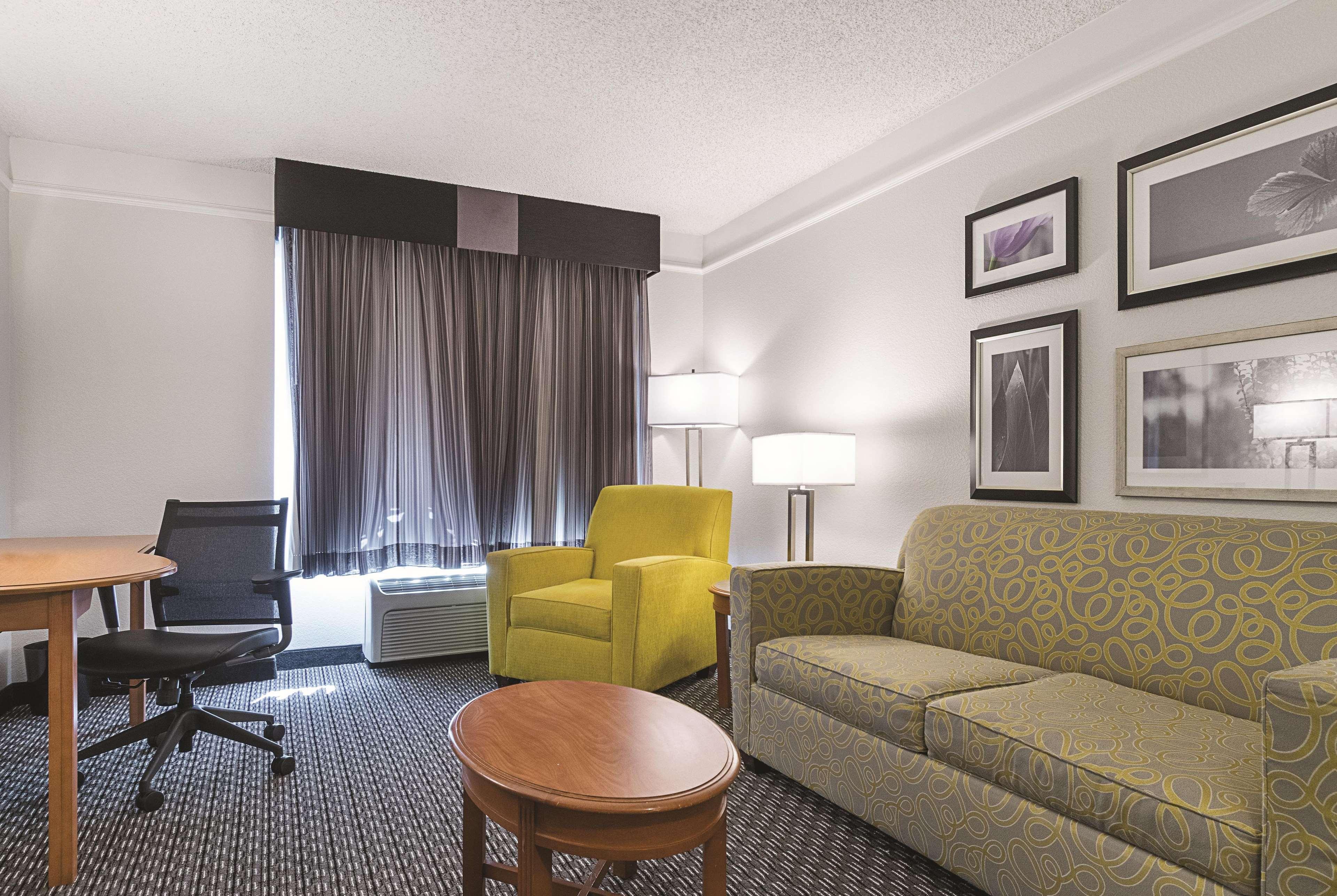 La Quinta Inn & Suites By Wyndham University Area Chapel Hill Durham Exterior photo