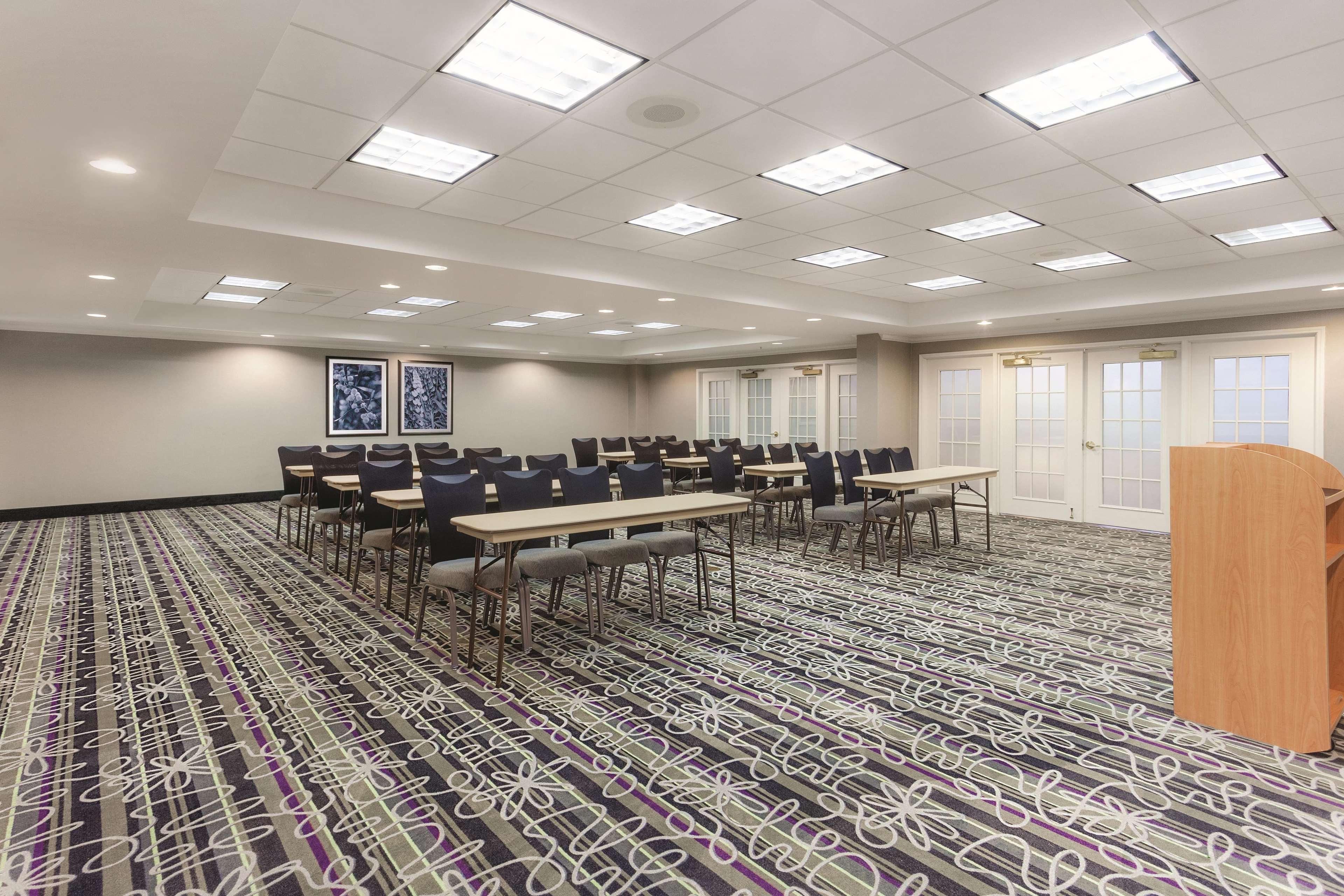 La Quinta Inn & Suites By Wyndham University Area Chapel Hill Durham Exterior photo