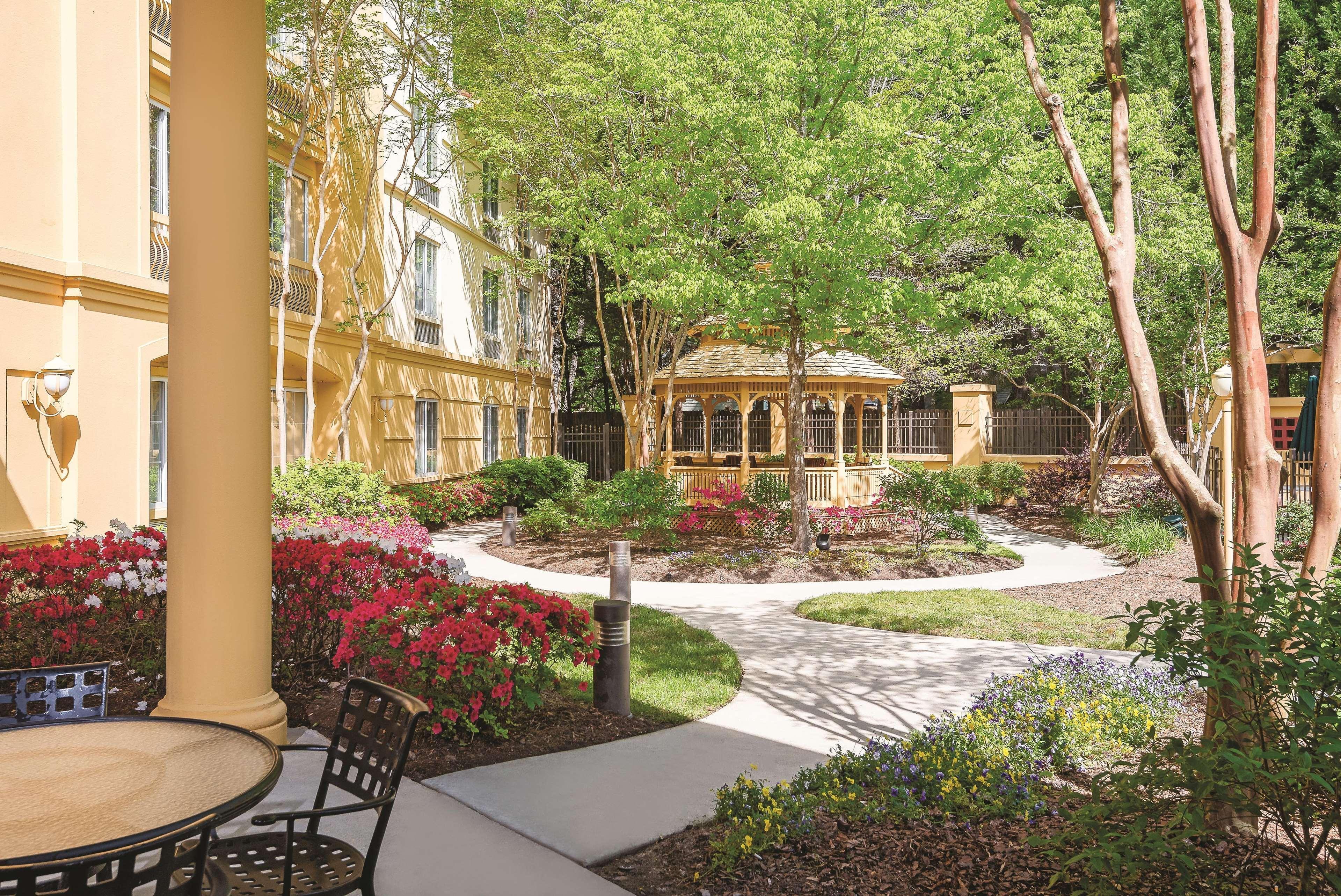 La Quinta Inn & Suites By Wyndham University Area Chapel Hill Durham Exterior photo