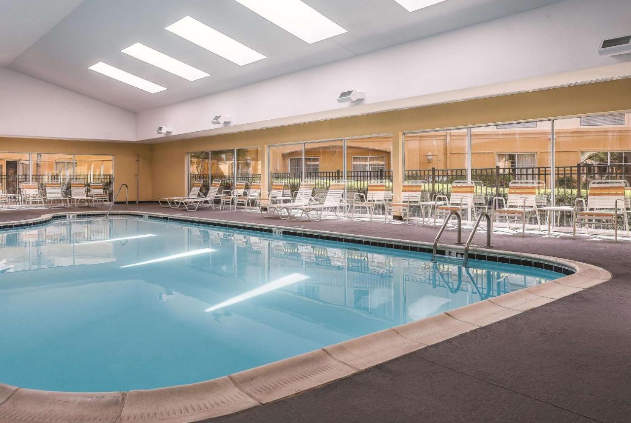 La Quinta Inn & Suites By Wyndham University Area Chapel Hill Durham Exterior photo