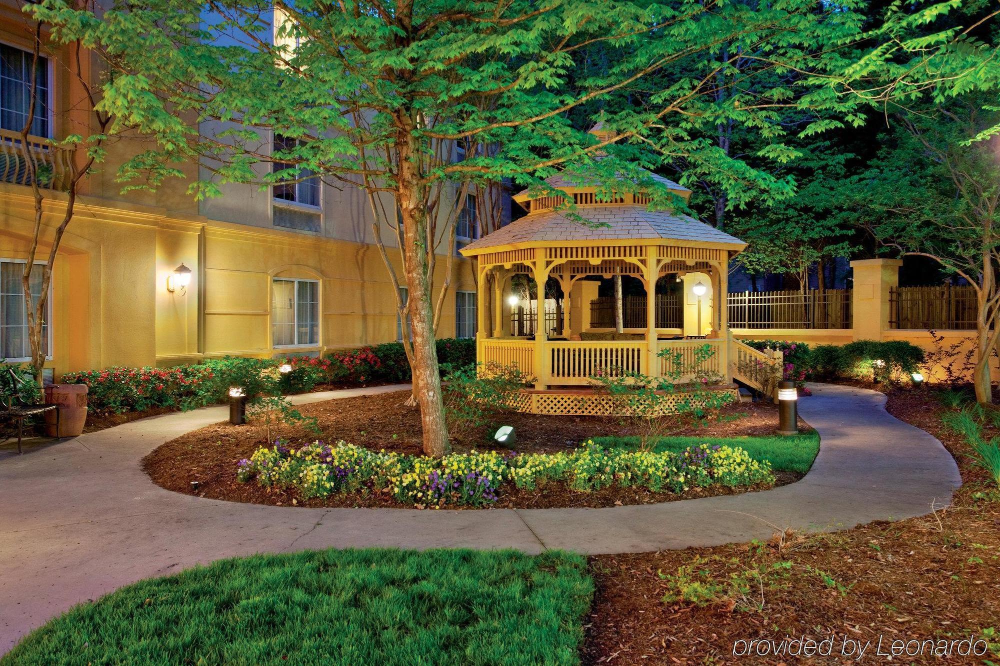 La Quinta Inn & Suites By Wyndham University Area Chapel Hill Durham Exterior photo