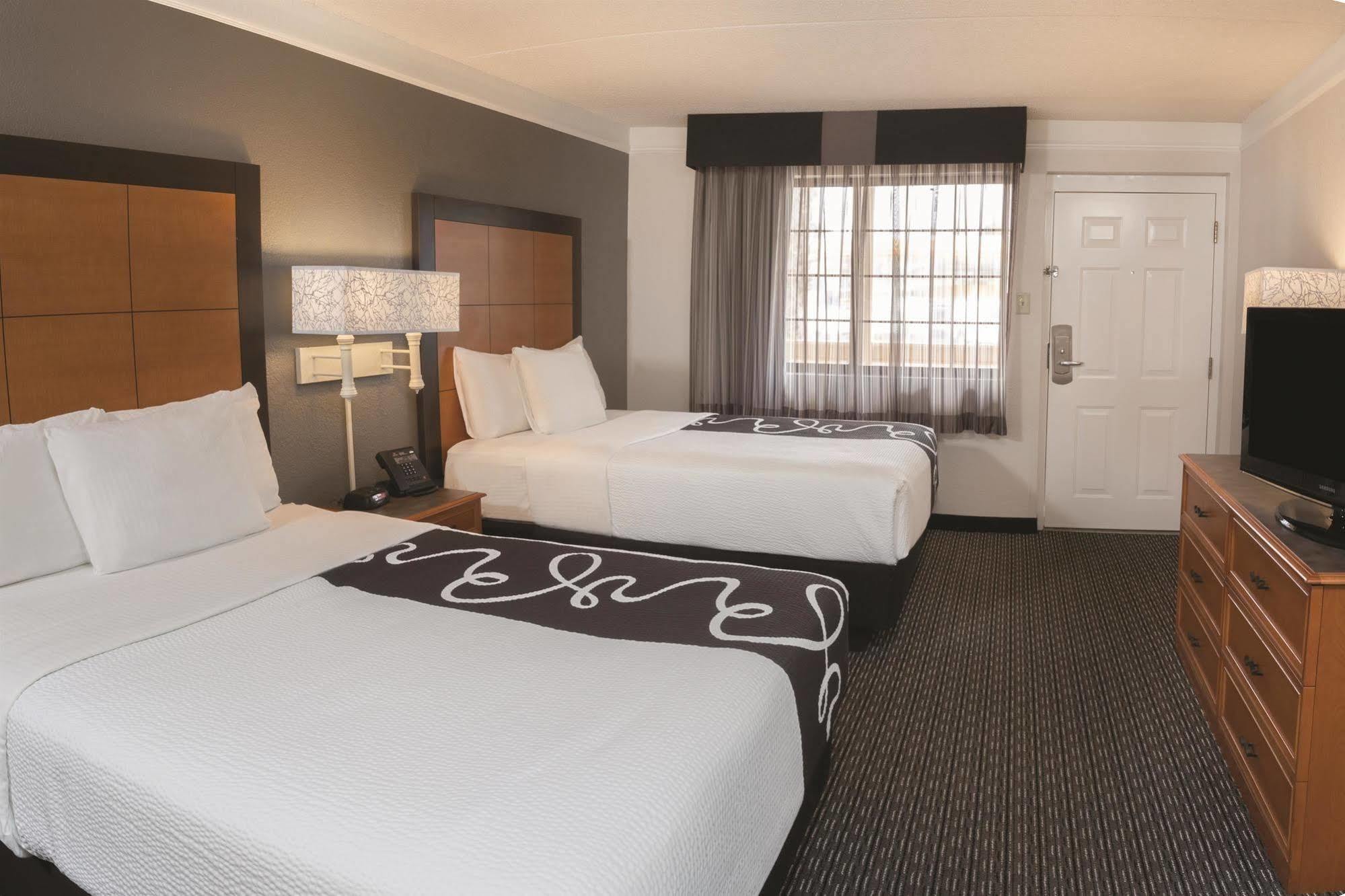 La Quinta Inn & Suites By Wyndham University Area Chapel Hill Durham Exterior photo