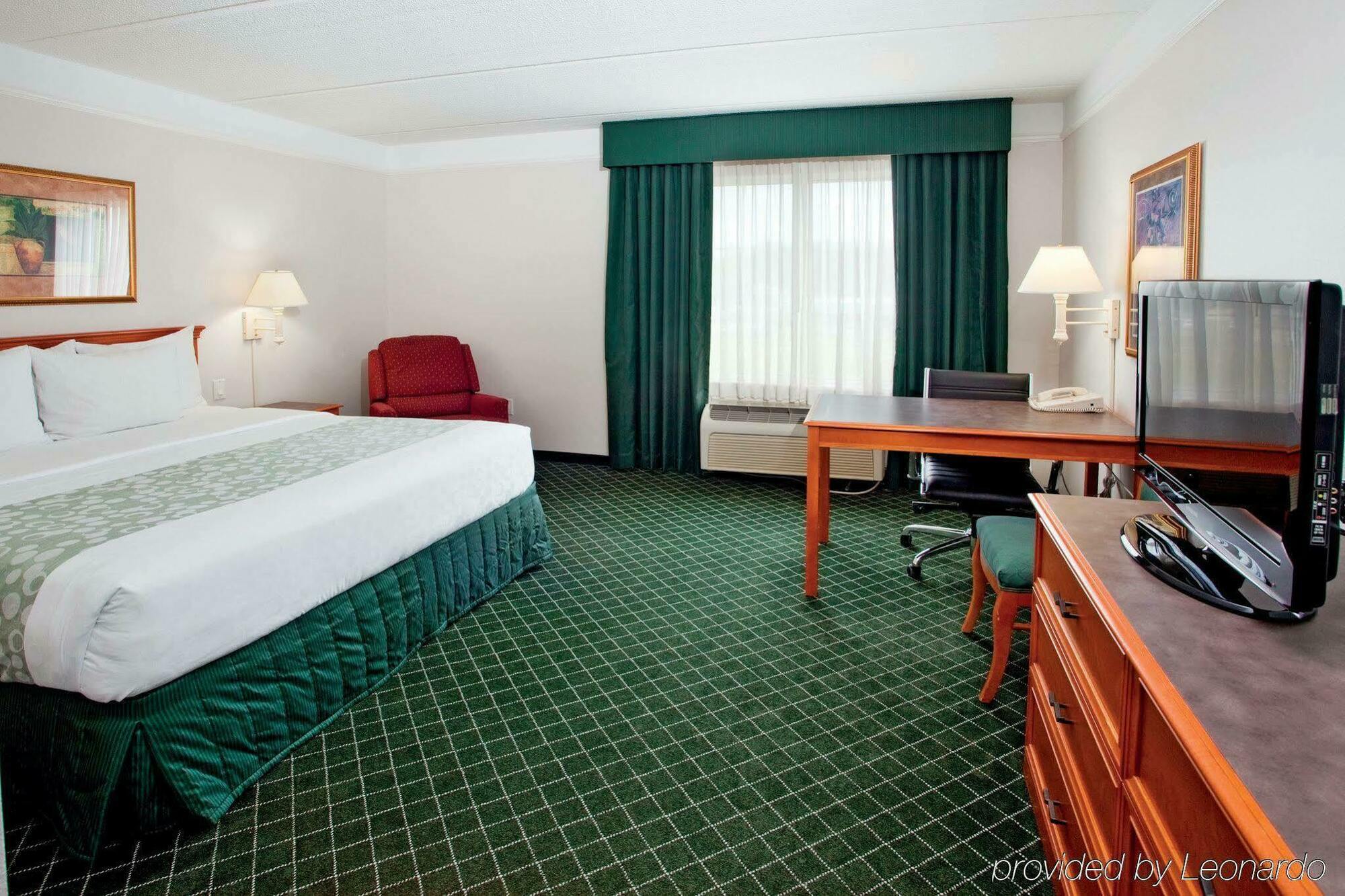 La Quinta Inn & Suites By Wyndham University Area Chapel Hill Durham Exterior photo