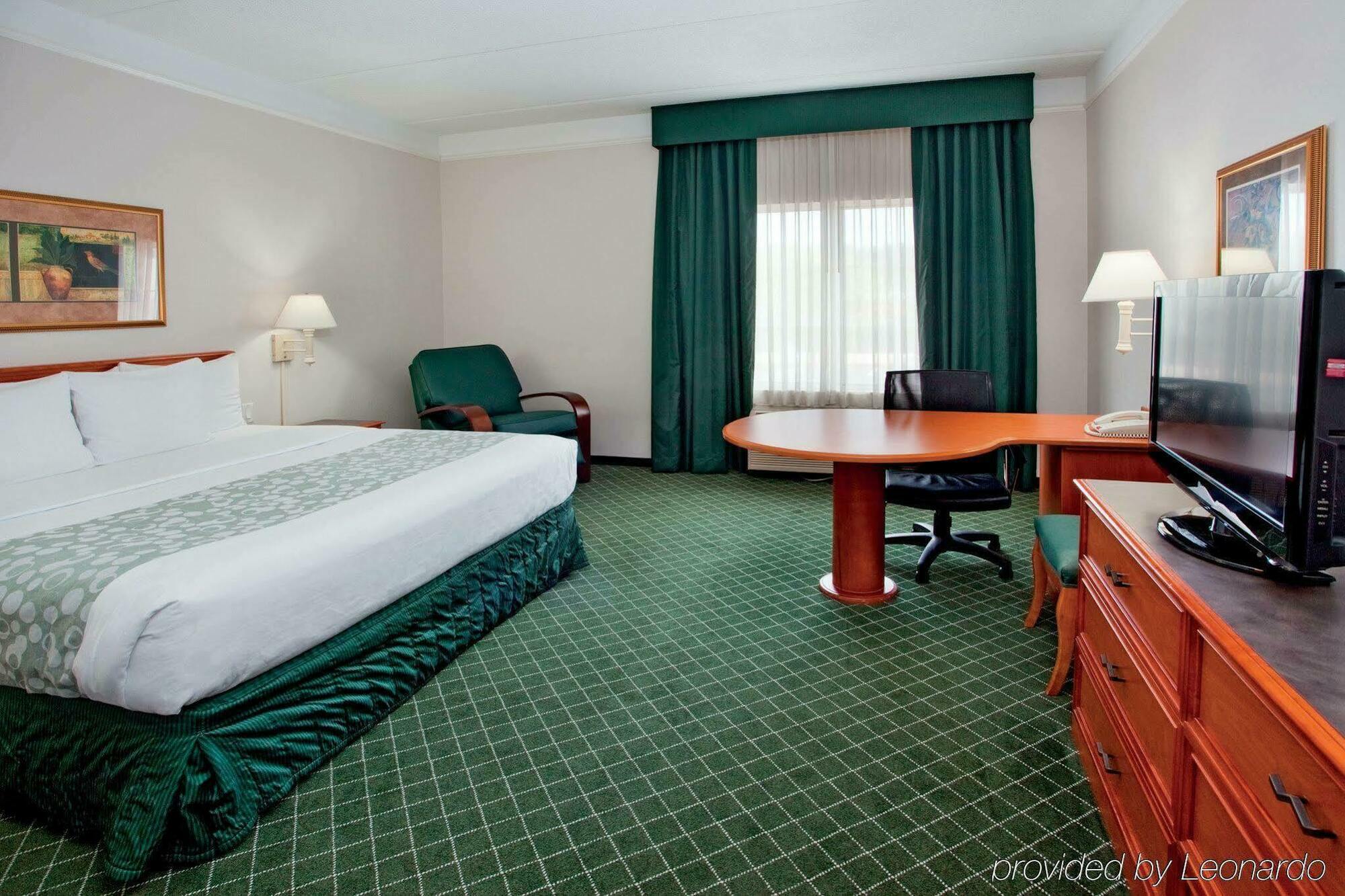 La Quinta Inn & Suites By Wyndham University Area Chapel Hill Durham Exterior photo