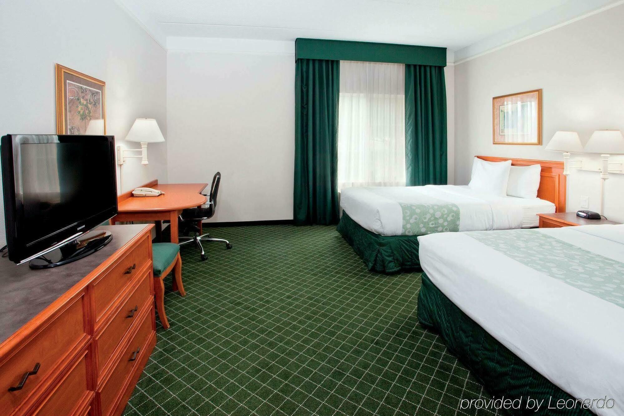 La Quinta Inn & Suites By Wyndham University Area Chapel Hill Durham Exterior photo